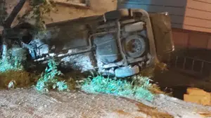 Giresun'da korku dolu anlar: Kontrolden çıkan hafif ticari araç evin salonuna girdi