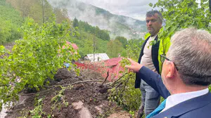Ordu’da kabus dolu anlar: Evin içinden geçen sel suları eşyaları caddeye sürükledi