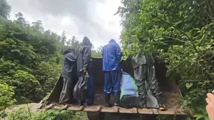 Hopa'da çay hasadı kabusa döndü: Azgın suların ortasında kalan işçileri kepçe kurtardı