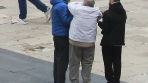 Samsun'da korkutan anlar: Merdivenlerden düşen vatandaşların imdadına çevredekiler yetişti