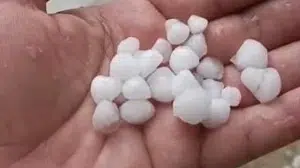 Silivri’de gökyüzü kabusa döndü: Ceviz büyüklüğündeki dolu araçları hurdaya çevirdi