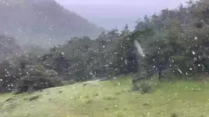 Yaz mevsimine sayılı günler kala Akdağ’da kış manzaraları: Haziran’da lapa lapa kar şaşkınlığı