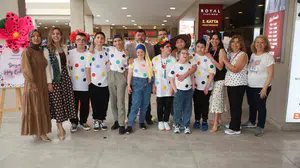 Fırçalarıyla dünyayı renklendirdiler: Özel öğrencilerin sergisi büyük ilgi gördü
