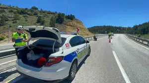 Karaman yolunda motosiklet dehşeti: Bariyerlere çarpan genç sürücü hastanelik oldu