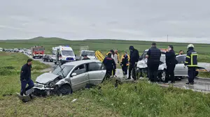 Çorum yolunda can pazarı: İki araç kafa kafaya çarpıştı, 6 kişi hastanelik oldu