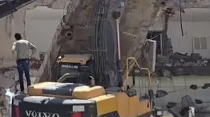 Adıyaman'da korku dolu anlar: Yıkım sahasında saniyelerle gelen kurtuluş