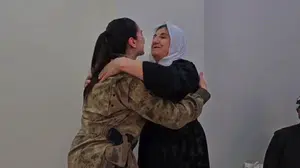 Şırnak’ta Vefa Günü: Kahraman Mehmetçik şehit annelerinin kapısını çiçeklerle çaldı