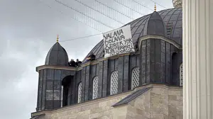 Emeğinin karşılığını alamayan işçilerden şok eylem: Caminin tepesinde hak arayışı