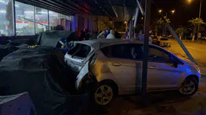 Osmaniye’de korku dolu anlar: Kontrolden çıkan otomobil manav reyonunu savaş alanına çevirdi
