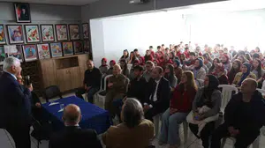 37 yıl önce kurduğu okulun sıralarına geri döndü: O gün ağladığı kağıt, bugün binlerce hayata dokundu