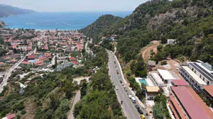 Fethiye’de bayram bereketi: Ölüdeniz’e ulaşmak isteyenler kilometrelerce kuyruk oluşturdu