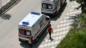 Elazığ'da motosiklet dehşeti: Yola savrulan iki kişi hastanelik oldu