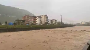 Trabzon'da kabus dolu saatler: Araklı'da sel suları hayatı felç etti