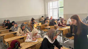 Çocuklarına örnek olmak için sıraya oturdular: Diyarbakırlı veliler bu kez sınav terini kendileri döktü