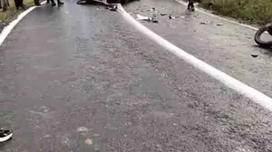 Diyarbakır’da korkutan kaza: Virajı alamayan motosiklet otomobille çarpıştı