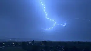 Düzce semalarında görsel şölen: Karanlık gece şimşeklerle aydınlandı