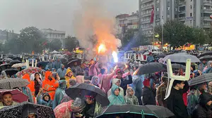 Çorum'da tarihi gece: Sağanak yağışa rağmen meydanlar kırmızı-siyah renklere boyandı