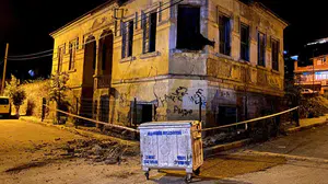 Alaşehir’de gece yarısı dehşeti: Tarihi bina büyük bir gürültüyle yerle bir oldu