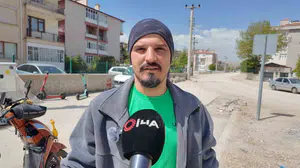 Kuryelik yaparken hayatının en ilginç manzarasıyla karşılaştı: Yol kenarında sıfır buzdolabı buldu