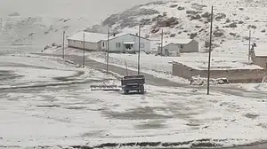 Yaz kapıdayken kış geri döndü: Van'da lapa lapa kar şoku