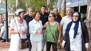 Akbük’te bayram coşkusu: Başkan Gençay hemşehrileriyle kucaklaştı