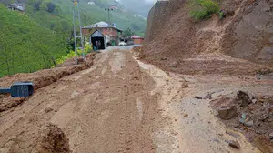 Trabzon'da sağanak kabusu: Kapanan yollar belediyenin hızlı müdahalesiyle yeniden açıldı