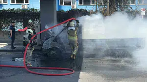 Başkent trafiğinde korku dolu anlar: Seyir halindeki araç alevlere teslim oldu