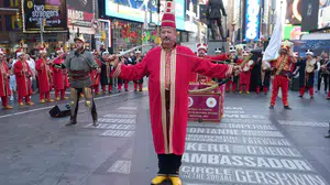 Dünyanın kalbi Times Meydanı’nda Osmanlı rüzgarı: Mehteran takımı New York’u coşturdu