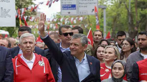 Özgür Özel’den gençlere çağrı: Siyasetin yaşını düşürüp emaneti gerçek sahiplerine bırakacağız