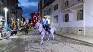 Selendi sokaklarında 19 Mayıs coşkusu: Atlı kortej geceye damga vurdu