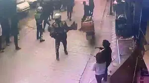 Alevlerin arasında kalan Naide teyzeyi jandarma böyle kurtardı: O anlar saniye saniye kaydedildi