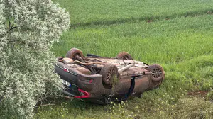 Erzincan’da korkutan kaza: Takla atan otomobildeki 4 kişi ölümden döndü