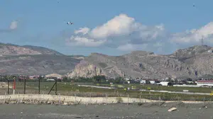 Van semalarında zor anlar: Pilotlar havada asılı kaldı, yolcular nefesini tuttu