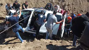 Muş’ta korkutan kaza: Sürücünün kontrolünü kaybettiği araç çaya uçtu