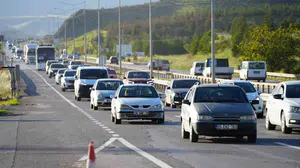 Kilit kavşakta bayram mesaisi: Yollar şimdiden dolup taştı