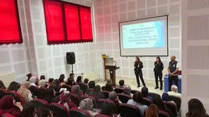 Gençlerin dijital dünyadaki güvenliği ve toplumsal farkındalık Emet’te masaya yatırıldı: Polislerden öğrencilere kritik uyarılar