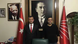 CHP’de şafak operasyonu: Özgür Özel’in yakın çevresine yönelik soruşturmada gözaltı kararı