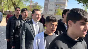 Haftaya okul bahçesinde başladı: Kaymakam Güney'den öğrencilere moral ziyareti