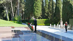 Ata mirasını unutmadı: İlham Aliyev milli lideri kabri başında andı