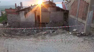 Kimse inanmamıştı, gerçek molozların arasından çıktı: Köydeki yıkımdan tarihi bir mühimmat fışkırdı