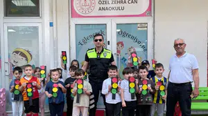 Trafik polisleri miniklerin öğretmeni oldu: Kuralları oyunla kavrıyorlar