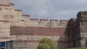Fatih'te surlarda korkutan tesadüf: İhbar bir faciayı daha engelledi