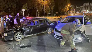 İskenderun’da trafik kâbusu: Bulvarda çarpışan araçlardan biri hurdaya döndü