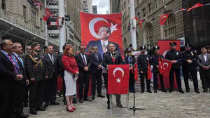 New York’un kalbinde ay yıldızlı gurur: Wall Street’te mehter sesleri yankılandı