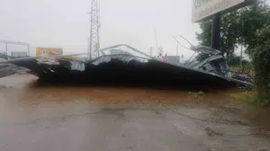 Aydın'da gökyüzü karardı, hayat felç oldu: Fırtına evlerin çatılarını yerinden söktü
