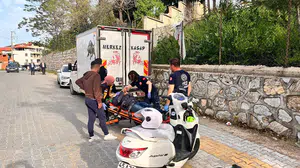 Kula'da akşam trafiğinde kaza: Geri manevra yapan otomobil motosikleti devirdi
