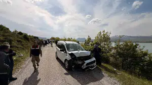 Tatvan yolunda can pazarı: İki araç kafa kafaya çarpıştı, 6 kişi hastanelik oldu