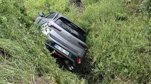 Sapanca'da korku dolu anlar: Kanala uçan otomobilde can pazarı yaşandı