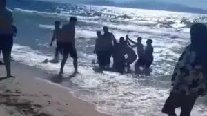 Sevgi Plajı’nda kabus dolu dakikalar: Vatandaşların dikkati iki can kurtardı