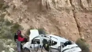Ölümle burun buruna geldiler: Uçuruma yuvarlanan araçtan saniyelerle kurtuldular